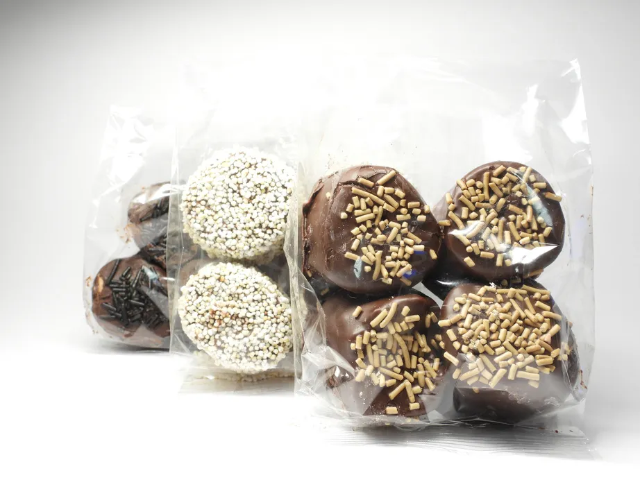 Bombón con chocolate claro y oscuro con amaranto